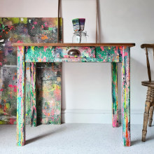 Paint Palette Table. Un proyecto de Dirección de arte, Artesanía, Bellas Artes, Diseño, creación de muebles					, Arte urbano, Upc y cling de Chloe Kempster - 13.12.2021