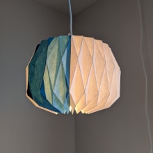 Second lamp! Third in progress.... Design, Artesanato, Design de iluminação, e Papercraft projeto de zoe.decker - 25.12.2021