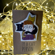 Cat Person Pin - Paper Mache. Un proyecto de Diseño de personajes, Diseño de juguetes, Art to, Upc y cling de Giulia Panto - 04.01.2022