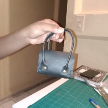 My project in Handmade Leather Bag Creation for Beginners course. Un proyecto de Diseño, Diseño de complementos, Artesanía, Moda y Costura de Donna-Gay Uter - 06.01.2022