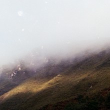 La niebla de la montaña. Fotografia, Curadoria, Design editorial, e Encadernação projeto de m-enden - 07.01.2022