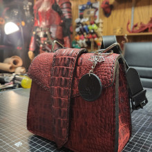 My project in Professional Leather Handbag Design course. Design, Accessor, Design, Arts, Crafts, Fashion, Fashion Design, and Sewing project by Austin Curvey - 01.07.2022