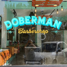 Rótulación Doverman Barber Shop. Un proyecto de Diseño, Publicidad, Diseño de interiores, Tipografía, Caligrafía y Lettering de Alina Kiliwa - 21.01.2022