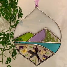 My project in Stained Glass with Pressed Flowers: The Tiffany Method course. Accessor, Design, Arts, Crafts, Interior Design, Decoration, DIY, Floral, and Plant Design project by jill.ellwood89 - 01.23.2022