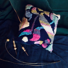My project in Punch Needle for Rug Design course. Un proyecto de Diseño de complementos, Artesanía, Bordado, Decoración de interiores, Punch needle y Diseño textil de Irina Kovaleva - 26.01.2022