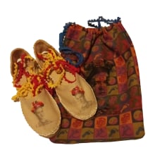 Frida Kahlo inspired Espadrilles. Un proyecto de Diseño de complementos, Artesanía, Moda, Diseño de calzado y Tejido de Jackie Hughes - 01.02.2022
