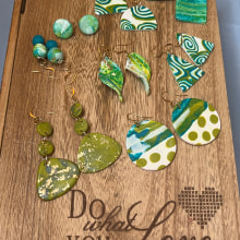 My project in Polymer Clay Jewelry Design for Beginners course. Design de acessórios, Artesanato, Moda, Design de joias, e DIY projeto de Christine Scott Powell - 07.02.2022