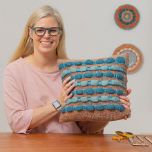 My project in Hand-Weaving Techniques: Design Textile Accessories course. Un proyecto de Diseño de complementos, Artesanía, Bordado, Decoración de interiores, Tejido, Telar y Diseño textil de Cassandra Sabo - 21.02.2022