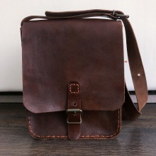 Handmade Leather Bag. Un proyecto de Diseño, Diseño de complementos, Artesanía, Moda y Costura de miro.pobox - 07.03.2022