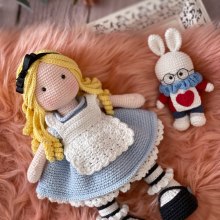 Alicia y el conejo blanco. Un proyecto de Diseño, Diseño de personajes, Diseño de juguetes, Tejido, Crochet y Amigurumi de Tutitas - 11.03.2022