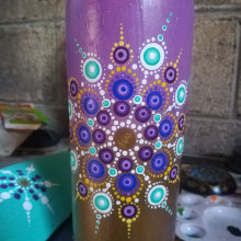 Mandala en botella reciclada, usando la técnica de puntillismo. Un proyecto de Artesanía de Marguilar Rivera - 12.03.2022