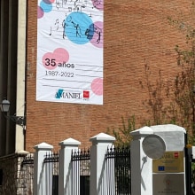 Diseño pancarta conmemorativa "Conservatorio Profesional de Música Amaniel de Madrid". Un proyecto de Diseño, Ilustración tradicional, Publicidad, Música, Diseño de carteles e Ilustración digital de María Gomes - 30.03.2022