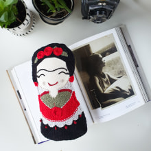 Frida dolls. Un proyecto de Artesanía, Diseño de interiores, Diseño de producto, Diseño de juguetes, Bordado, Punch needle y Diseño textil de Elena Mariño - 15.04.2022