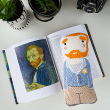 Van Gogh doll. Un proyecto de Artesanía, Arquitectura interior, Bordado, Punch needle y Diseño textil de Elena Mariño - 15.04.2022