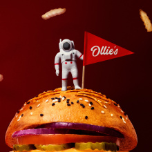 Ollies Burger. Projekt z dziedziny Br, ing i ident, fikacja wizualna i Projektowanie graficzne użytkownika Cherry Bomb Creative Co. - 25.04.2022