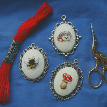 Il mio progetto del corso: Ricamo in miniatura: crea gioielli ricamati. Un proyecto de Bordado, Ilustración textil y Diseño textil de Milena Carli - 02.06.2022
