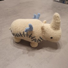 Tammy the Rhino. Un progetto di Artigianato, Design di giocattoli, Fiber Art, DIY, Uncinetto, Amigurumi e Textile Design di Laura Morello - 05.06.2022