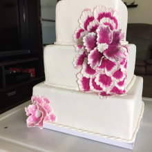 3-D Brush Embroidered Flowers on Cake. Un proyecto de Artesanía de Keira Lebrón - 13.05.2016