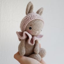 Bunny PEACHES. Un proyecto de Diseño de personajes, Diseño de juguetes, Creatividad, Crochet y Amigurumi de Elisa Ems-Domenig - 19.06.2022