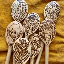 Wood-Burned Spoons! . Un proyecto de Ilustración tradicional, Artesanía y Carpintería de Ash Rudolph - 27.06.2022