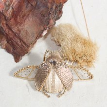 Embroidered beetles. Un progetto di Design di accessori, Artigianato, Moda, Design di gioielli e Ricamo di Claire de Waard - 27.06.2022