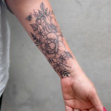 Mi proyecto del curso: Tatuaje botánico con puntillismo. Mi página em las redes @im.monink. Un proyecto de Ilustración tradicional, Diseño de tatuajes e Ilustración botánica de Monique Costa - 16.06.2022
