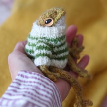 Frog knitting. To, Design, Fiber Arts, Amigurumi, and Knitting project by Claire Garland - 06.02.2022