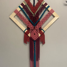 Mi proyecto del curso: Introducción al tapiz de macramé. Un proyecto de Diseño de complementos, Artesanía, Tejido, Macramé y Diseño textil de Marisel Bosques Rosado - 10.07.2022