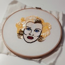 Mi Marilyn, tan bonita ella... . Accessor, Design, Portrait Illustration, Embroider, Textile Illustration, Decoration, and Textile Design project by Mari Sabater - 07.12.2022