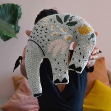 Le doudou Tapir (collaboration avec OKO le petit atelier). Un proyecto de Diseño de complementos, Artesanía, Costura, Tejido y Punch needle de Bérénice Robert - 18.07.2022