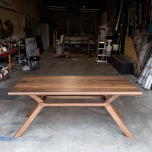 The Kistler Mid Century Modern table in Walnut. Design e fabricação de móveis projeto de Tyler Shaheen - 26.07.2022