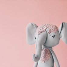 Arati el elefante. Un proyecto de Diseño de personajes, Artesanía y Diseño de juguetes de Elena Sánchez Santos - 07.08.2022