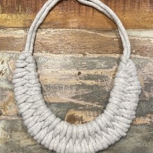 My project for course: Rope Jewelry for Beginners: Make Your Own Necklaces. Artesanato, Design de joias, Macramê, e Design têxtil projeto de Valentine McKey - 13.08.2022