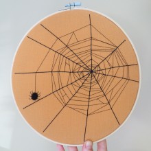 Needle Felted Spiders. Un proyecto de Bordado, Needle felting y Telar de Courtney McLeod - 29.08.2022