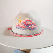 Sombrero bordado con un atardecer. Un proyecto de Moda, Pintura, Diseño de moda, Bordado, DIY, Upc, cling y Diseño textil de Diana Cristina - 15.09.2022