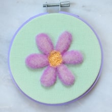 Little Fluffy Daisy. Un proyecto de Diseño, Artesanía, Bordado, Tejido, Needle felting y Diseño textil de Courtney McLeod - 20.05.2022