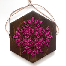 Hexagon Wood Embroidery Kit. Un proyecto de Diseño, Artesanía, Bordado y Carpintería de Sara Pastrana (Flourishing Fibers) - 17.10.2022