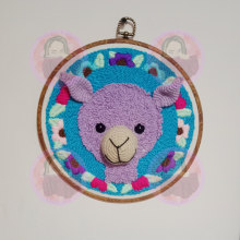 Punch needle y crochet: Mi Alpaca Taki. Un proyecto de Artesanía, Bordado, Ilustración textil, Tejido, DIY, Crochet, Punch needle y Diseño textil de DAMA IBAÑEZ - 19.10.2022
