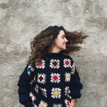 Mi proyecto del curso: Grannies de crochet: haz tu propio suéter. Fashion, Fashion Design, Fiber Arts, DIY, Crochet, and Textile Design project by Sara Escudero - 10.25.2022