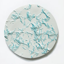 Porcelain Portals - Series of porcelain slip cast, surface application & glazed discs. Un proyecto de Bellas Artes, Diseño de interiores, Cerámica e Interiorismo de Helen Johannessen - 25.10.2022