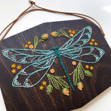 Dragonfly Wood Embroidery Kit. Un proyecto de Diseño, Artesanía, Bordado y Carpintería de Sara Pastrana (Flourishing Fibers) - 17.10.2022