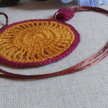 Colar de croche/crochet necklace . Un proyecto de Diseño de complementos, Artesanía, DIY y Crochet de Marileni Tonini - 11.11.2022