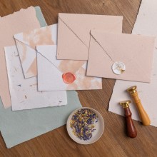 My project for course: Handmade Recycled Paper: Create a Stationery Set. Un proyecto de Artesanía, Bellas Artes, Papercraft, Encuadernación, DIY y Diseño de papelería				 de Sonia Carta Muriel - 11.11.2022
