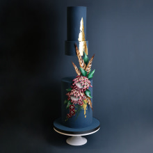 Hand painted proteas and pheasant feathers on a navy background. Ilustração tradicional, Culinária, Pintura, Food St, e ling projeto de Emily Hankins - 17.11.2022
