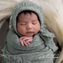 My project for course: Newborn Photography 101: Capture Their First Moments. Portrait Photograph, Digital Photograph, and Fine-Art Photograph project by delatorrephotography.ca - 11.18.2022