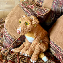 My project for course: Knitting Realistic Stuffed Animals: Make a Puppy from Yarn. Moda, Tecido, DIY, Tricô, e Design têxtil projeto de Lois Garrett - 19.12.2022