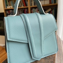 My project for course: Professional Leather Handbag Design. Un proyecto de Diseño, Diseño de complementos, Artesanía, Moda, Diseño de moda y Costura de Linda - 02.01.2023