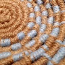 My project for course: Basket Weaving for Beginners: The Coiling Technique. Un proyecto de Diseño de complementos, Artesanía, Moda, Diseño de moda, Tejido y Diseño textil de queer_ooloi - 09.01.2023