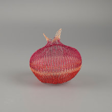 Wire crochet pomegranate made in the ISK technique, unique home decor piece fun to make  . Un proyecto de Artesanía de Yoola (Yael) Falk - 12.01.2023