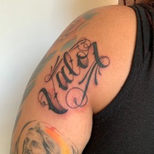 Valor - @carluchoink - Tatuaje a mano alzada de letras cursivas. Lettering, e Desenho de tatuagens projeto de Carlos Miguel Flores Martínez - 12.01.2023
